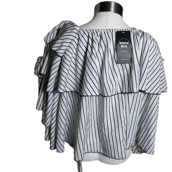 Urban Mix 3/4 Sleeve Cold Shoulder  Sleeve Top Size Medium - Picture 3 of 10